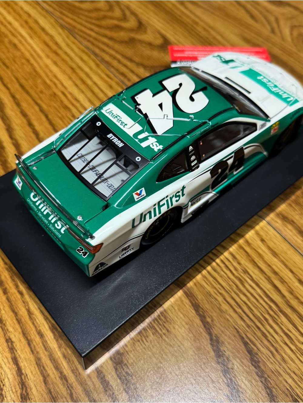 William Byron Signed 1:24 NASCAR Diecast - Picture 5 of 9